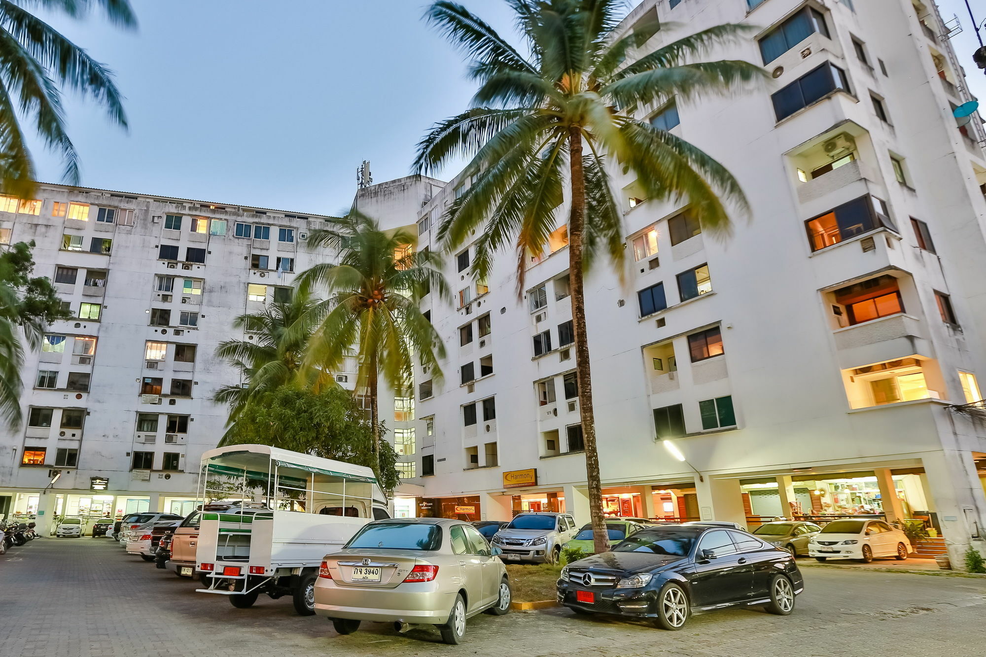 Patong Studio Apartments And Dormitory Exterior foto